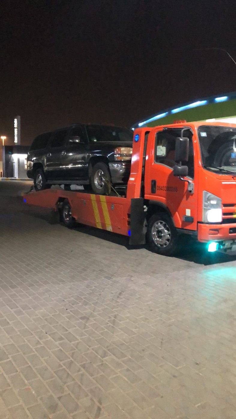 سطحة الخطوط الأرضية تنقل سيارة جمس في المدينة المنورة